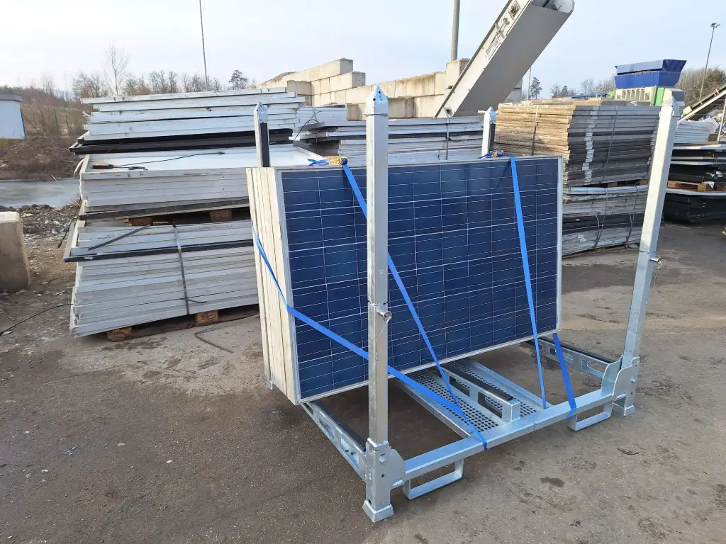 Gebrauchte PV-Module gestapelt zur Entsorgung und Recycling
