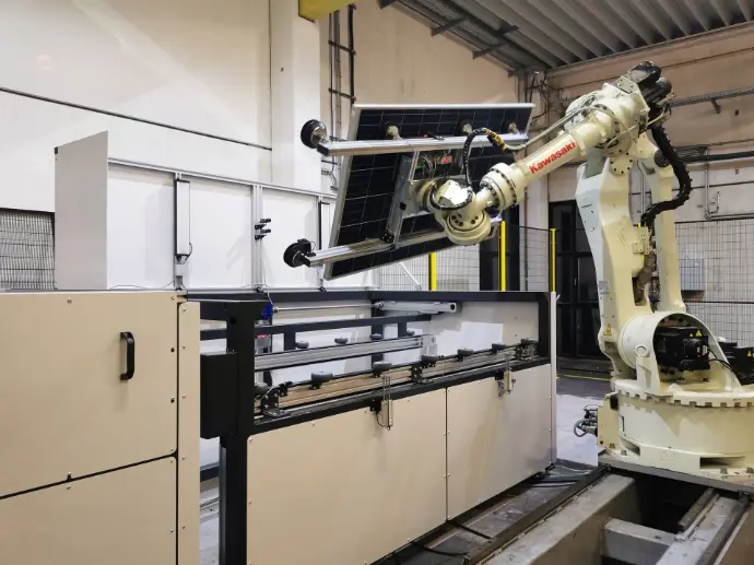 Rückseite eines gebrauchten PV-Moduls mit Rückseitenfolie und Anschlussdose