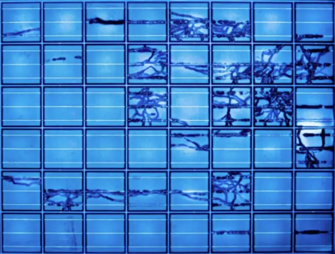 UV-Fluoreszenz-Testergebnis mit sichtbaren Alterungsmustern am PV-Modul